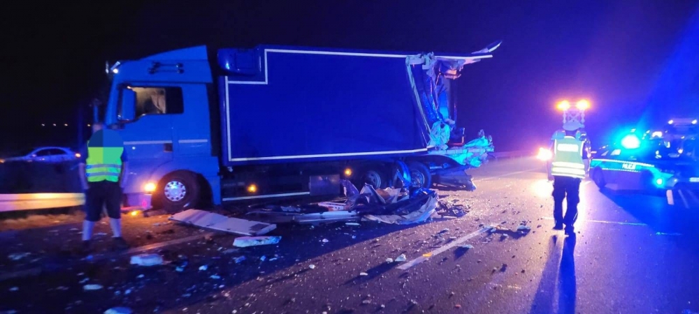 Po wypadku na S8 drewno wyleciało na jezdnię - fot. Komenda Powiatowa Państwowej Straży Pożarnej w Oleśnicy