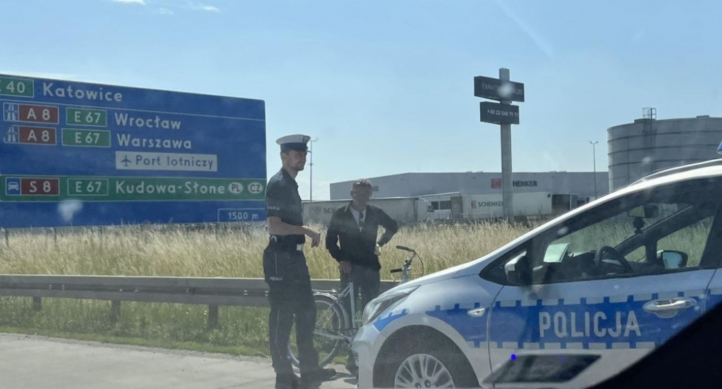 Nietypowa interwencja na A4. Policja zatrzymała... rowerzystę - fot. słuchacz