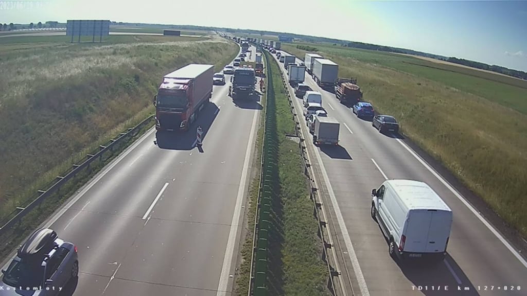 Znów problemy na A4. Kolizja pięciu ciężarówek i montaż odcinkowego pomiaru prędkości - fot. kamery GDDKiA