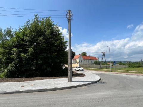 Remont ulicy w Kłodzku. Na środku chodnika wyrosły słupy - 0