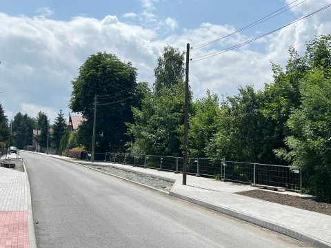Remont ulicy w Kłodzku. Na środku chodnika wyrosły słupy - 1