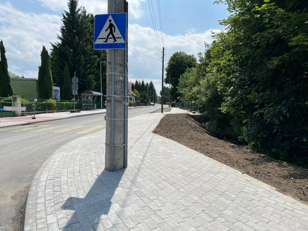 Remont ulicy w Kłodzku. Na środku chodnika wyrosły słupy – fot. Jarosław Wrona
