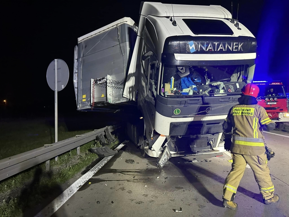 Nie ma już utrudnień po zderzeniu dwóch ciężarówek na A4 - fot. Osp Wądroże Wielkie / Facebook