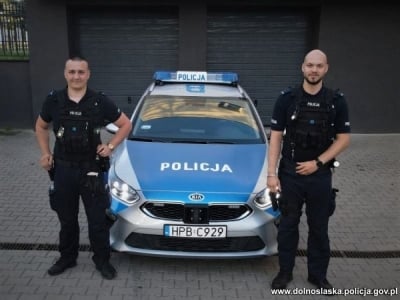 Bohaterscy policjanci z Brzegu Dolnego uratowali trzy osoby