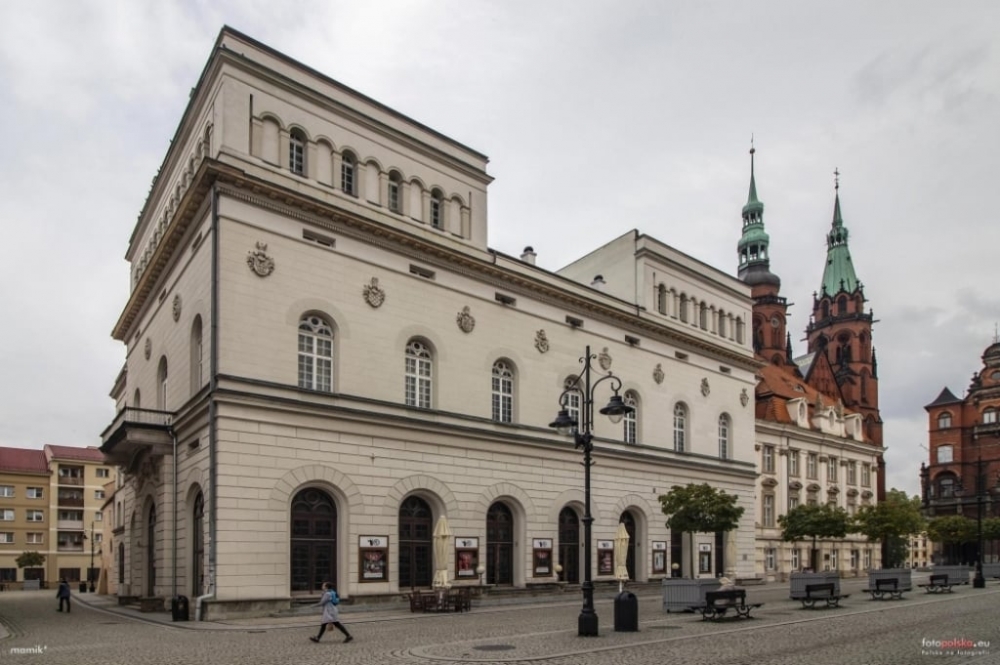 Teatr Modrzejewskiej w Legnicy bez pieniędzy - fot. mamik/fotopolska.eu (CC BY-SA 4.0)