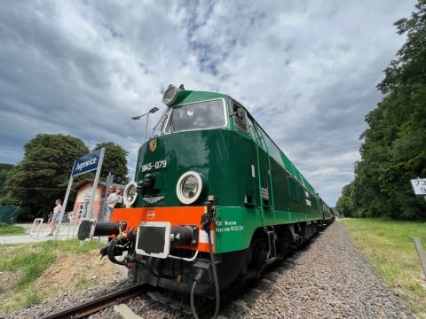 Retro pociąg wypełniony po brzegi. Skład zabrał turystów w podróż z Wrocławia do Jedliny Zdroju - 6