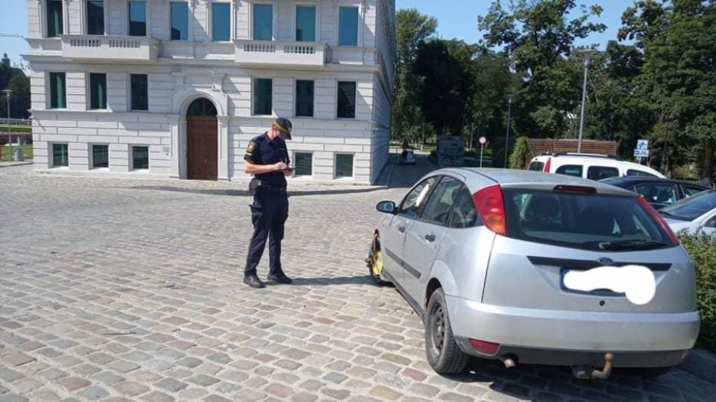 Straż Miejska nie próżnuje. Sypią się mandaty za złe parkowanie - Fot: Straż Miejska