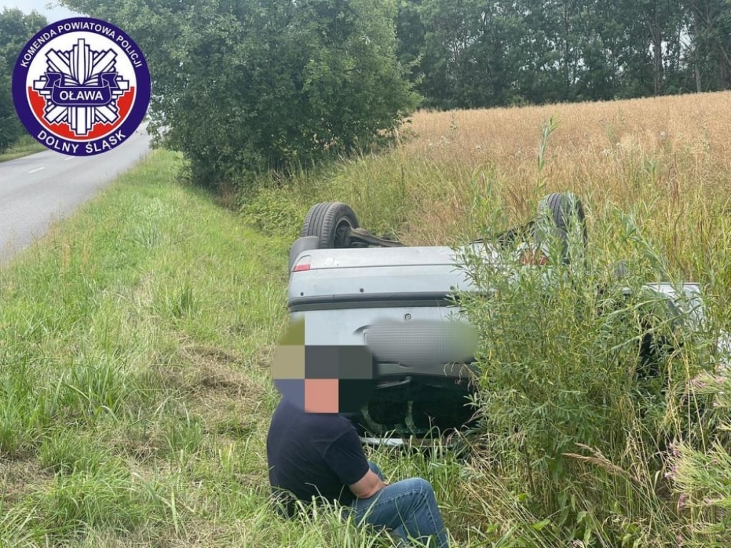 Samochód na dachu w rowie. Kierowca miał blisko 4 promile i... odpoczywał - fot. Policja
