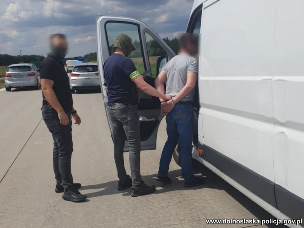 Szybcy i wściekli na autostradzie A4. "Kierowca mógł rozsypać ostre kolce na jezdni" - fot. Dolnośląska Policja