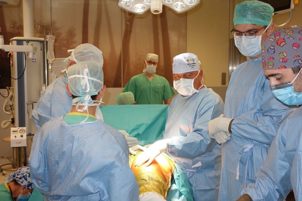 Innowacja w ortopedii. Wrocławscy lekarze wszczepili nowoczesny implant - fot. Szpital Wojskowy we Wrocławiu