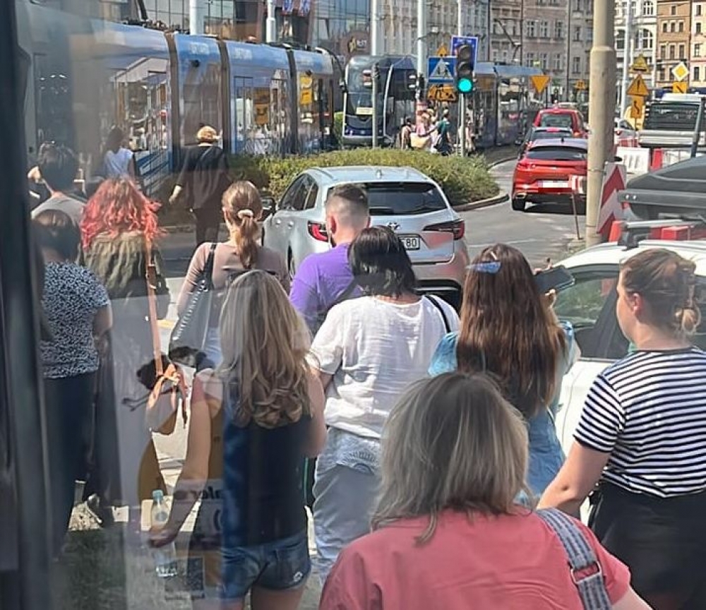 "Zerwana sieć trakcyjna". Tramwaje stanęły w centrum Wrocławia - fot. Słuchaczka