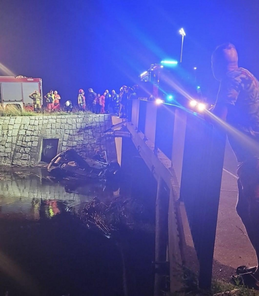 Samochód wpadł do rzeki w Groblicach - kierowca uratowany - fot. Magdalena Wituszyńska