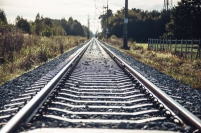 Pożar hali niedaleko Zielonej G&oacute;ry opanowany. Pociągi zn&oacute;w kursują