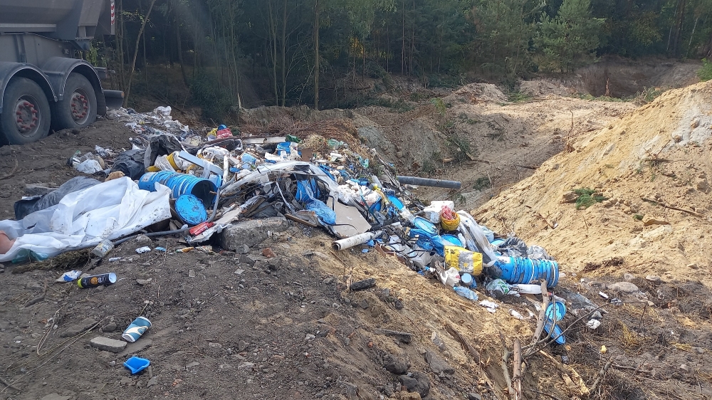 Służby zatrzymały 5 osób, które nielegalnie składowały odpady - fot. Andrzej Andrzejewski