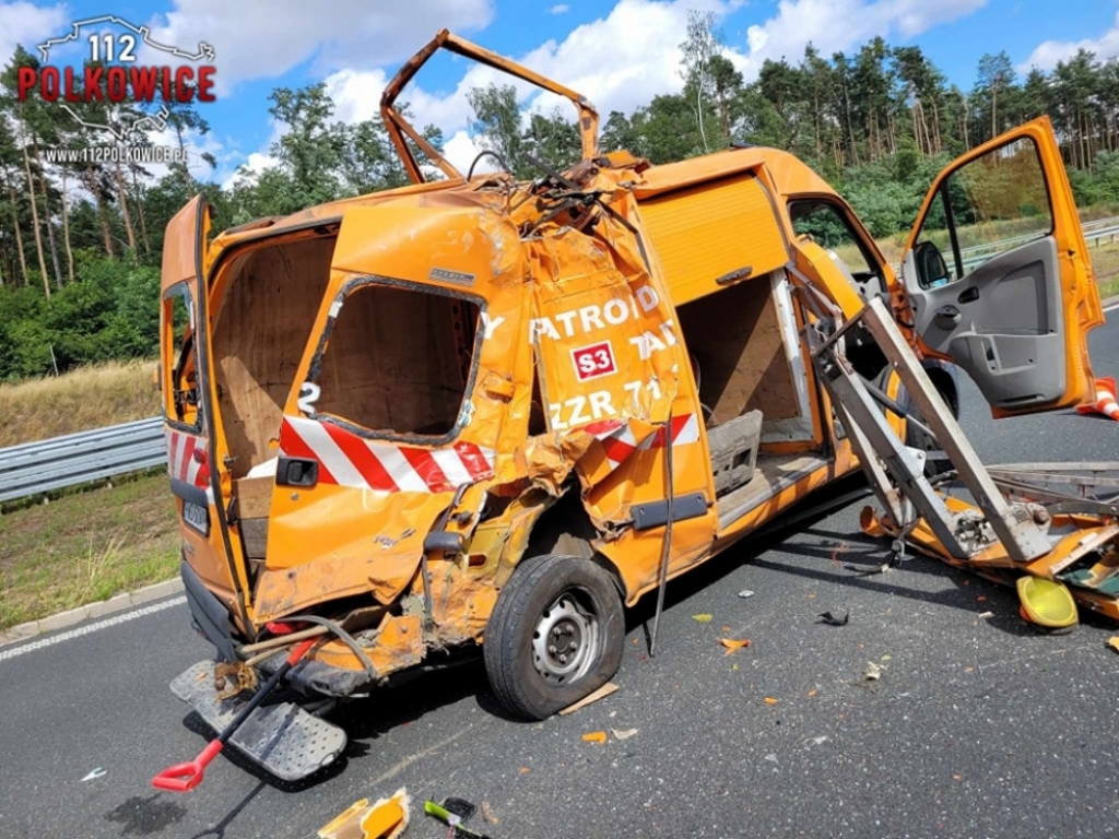 S3: Ciężarówka wjechała w samochód służb drogowych - fot. 112 Polkowice / Facebook