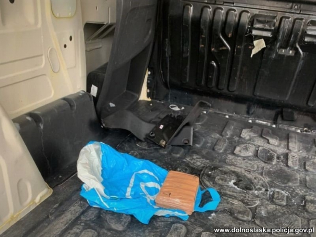 Policjanci zatrzymali lubińskiego pseudokibica. Przewoził narkotyki z Holandii - fot. Dolnośląska Policja