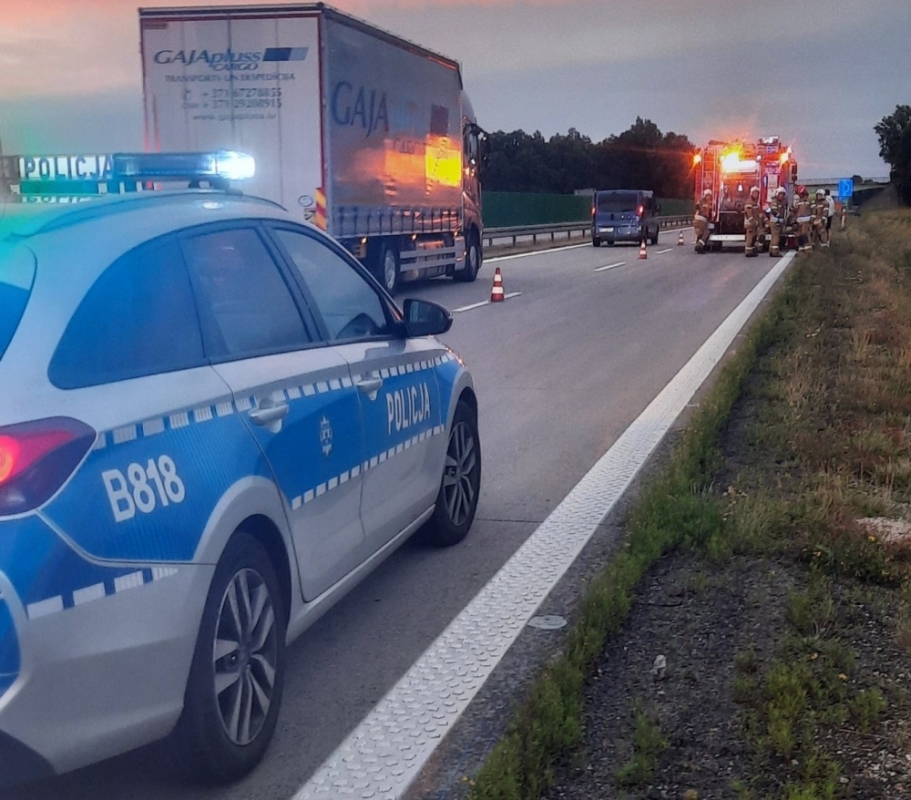 Poranny wypadek na A4. Bus zderzył się z osobówką [FOTO] - fot. OSP Zagrodno