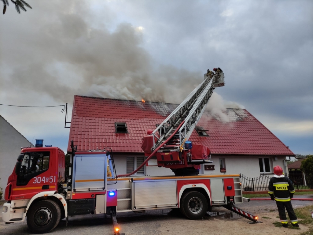 Pożar w gm. Kąty Wrocławskie. Palił się dom jednorodzinny - fot. st. kpt. Michał Kokot