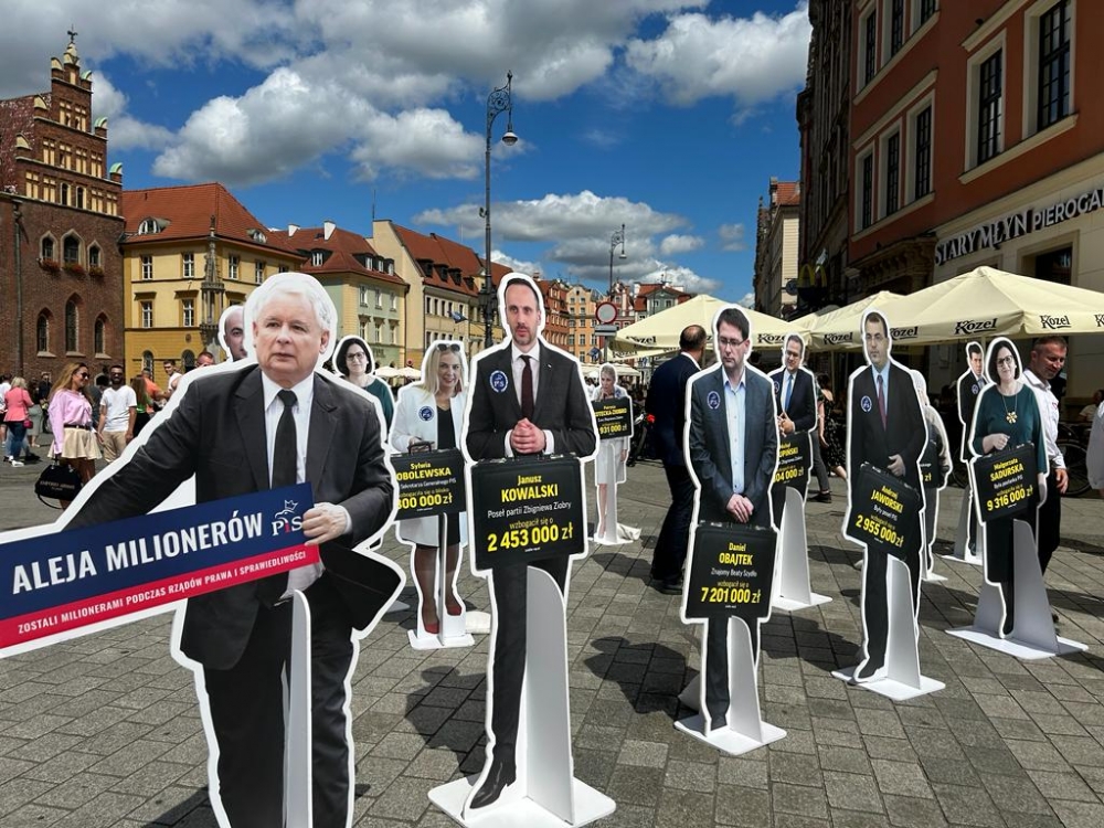 "Aleja Milionerów PiS" stanęła na wrocławskim rynku - fot. Joanna Jaros