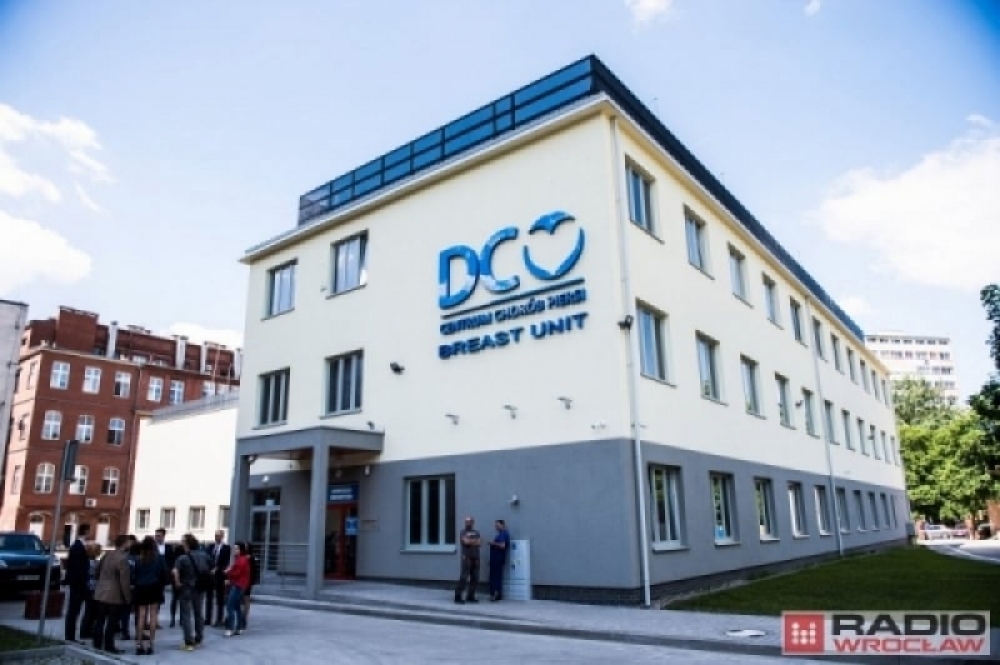 Przed Dolnośląskim Centrum Onkologii trwa Piknik Zdrowia. Dziś rusza także pierwszy etap Onko-Touru - fot. RW