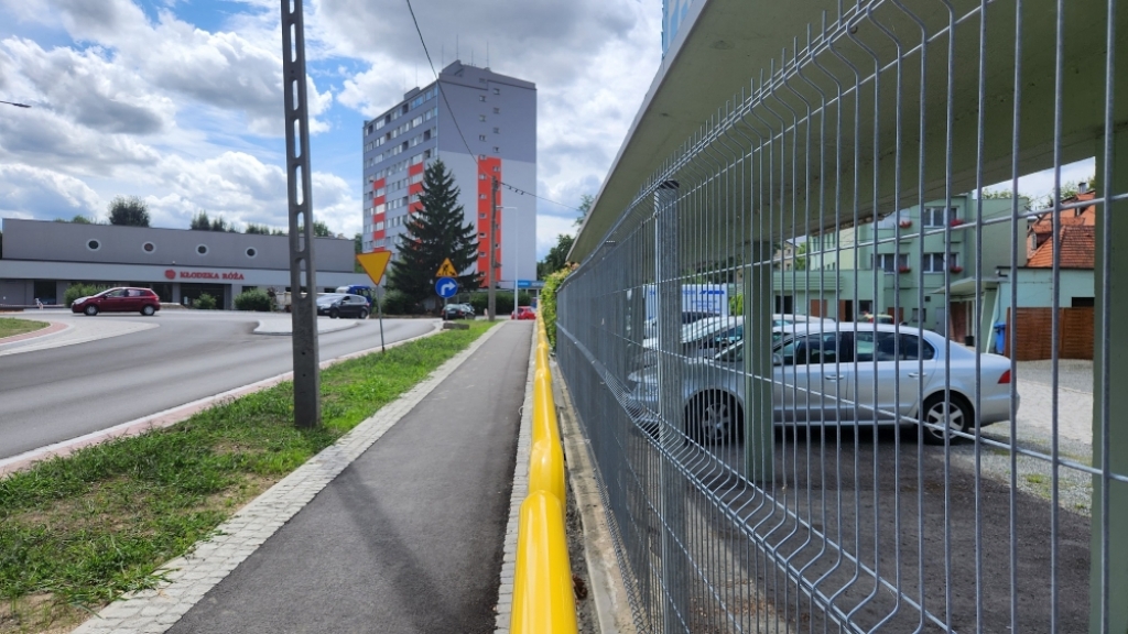Bariery energochłonne będą chronić... parking - fot. Jarosław Wrona