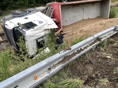 Ciężarówka spadła na torowisko w Jeleniej Górze. Ruch pociągów wstrzymany