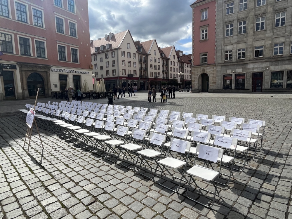 114 krzeseł na wrocławskim rynku. Polityczny happening PO - fot. Joanna Jaros