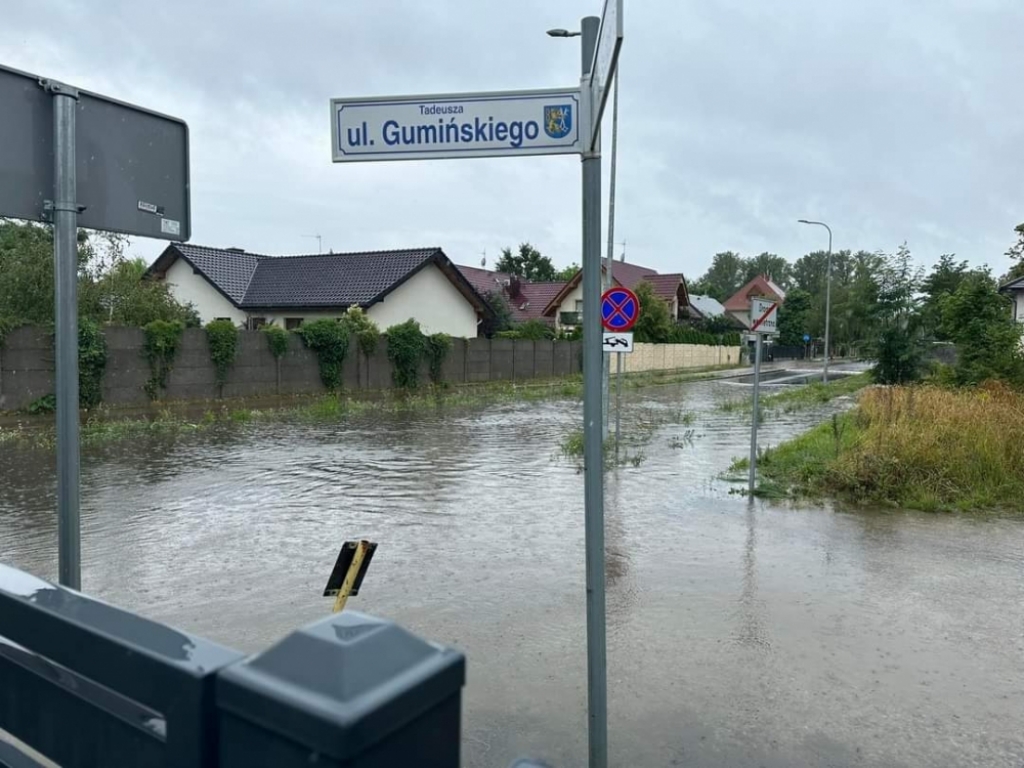 Po deszczu tworzy się tam jezioro. A mieszkańcy nie mogą dojechać do domów - fot. Karolina Bieniek