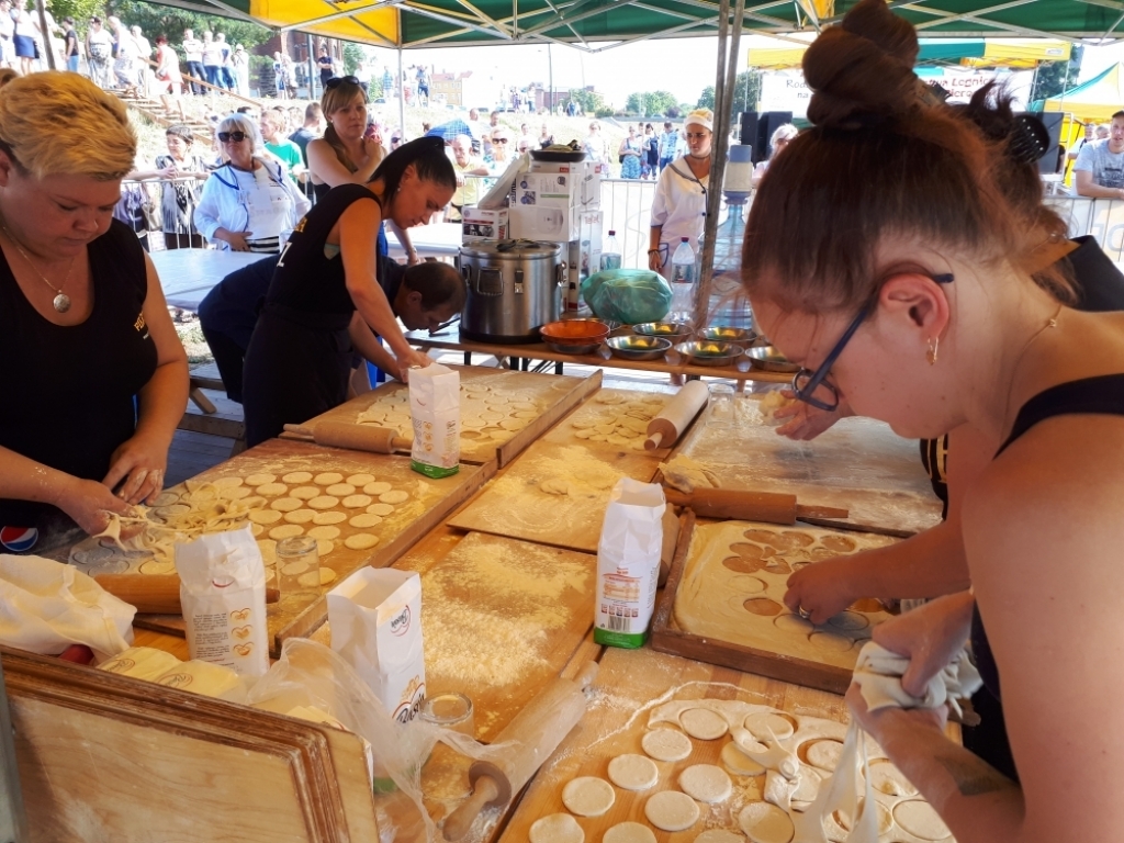 Nad Kaczawą w Legnicy znów lepili pierogi - Fot: archiwum Radia Wrocław