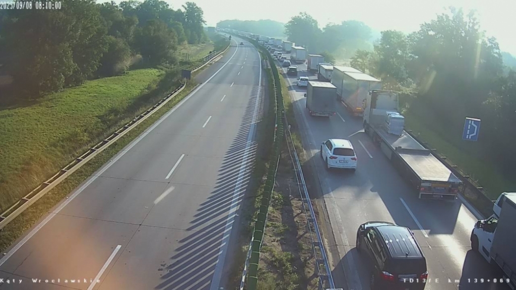 Wypadek na A4. Zderzyły się dwa busy i trzy osobówki [AKTUALIZACJA] - fot. kamery GDDKiA