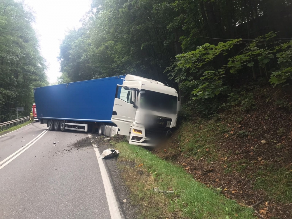 Po wypadku w Mąkolnie zablokowana dk nr 46 - fot.Komenda Powiatowa Policji w Ząbkowicach Śląskich