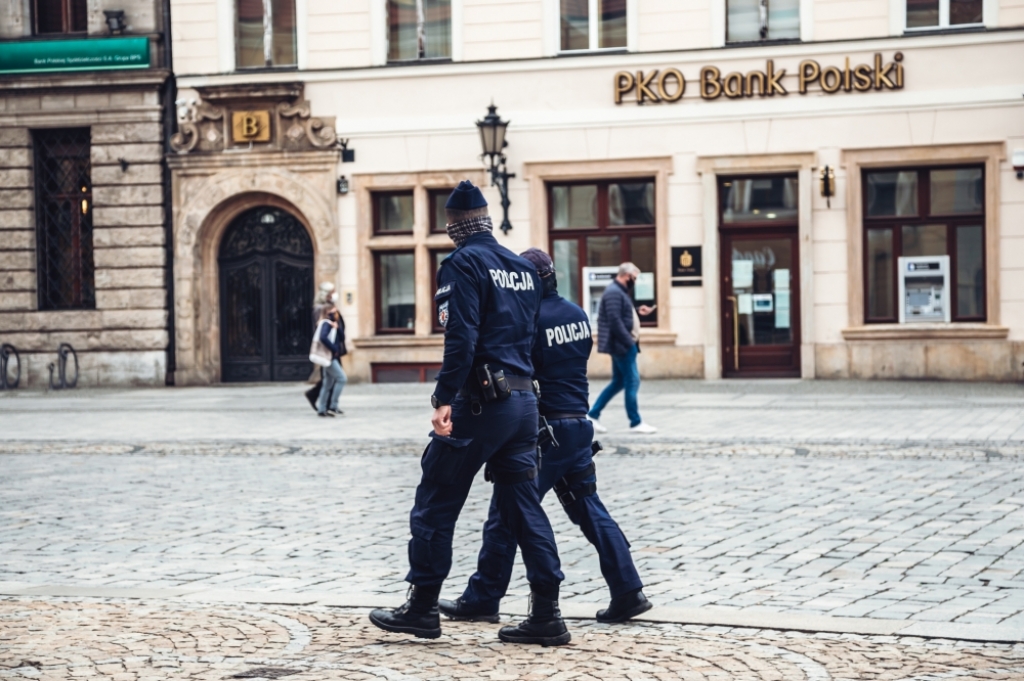 Policjant...kradł w czasie interwencji. Zatrzymali go koledzy - zdjęcie ilustracyjne, fot. archiwum radiowroclaw.pl