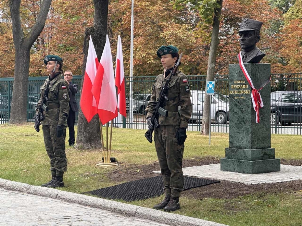 We Wrocławiu odsłonięto pomnik gen. Ryszarda Kuklińskiego - fot. J. Dworzecki