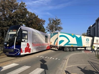 Utrudnienia na Krzykach po kolizji ciężarówki z tramwajem