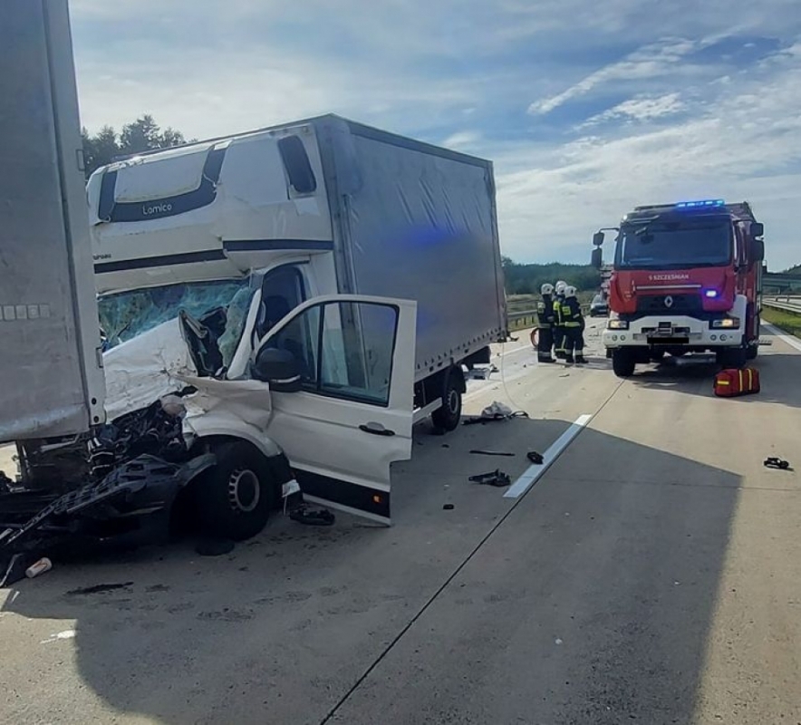 Zablokowana A4. Bus wjechał w tył ciężarówki [FOTO]  - fot. Ochotnicza Straż Pożarna w Nowogrodźcu
