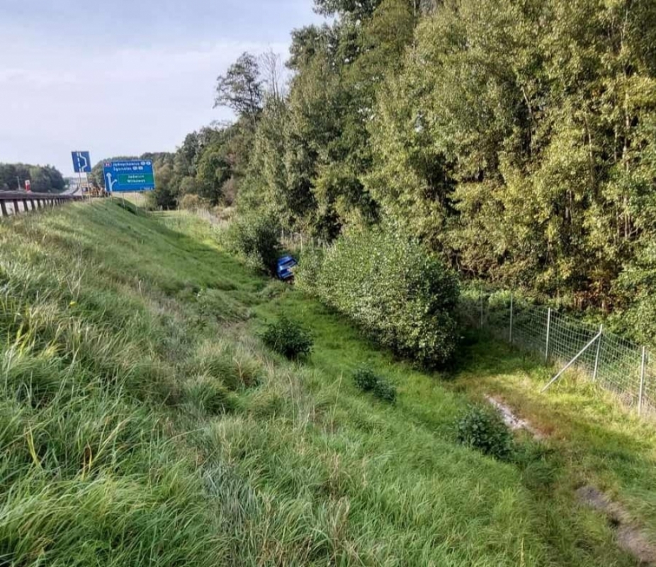 Z autostrady do rowu - fot: OSP Zagrodno