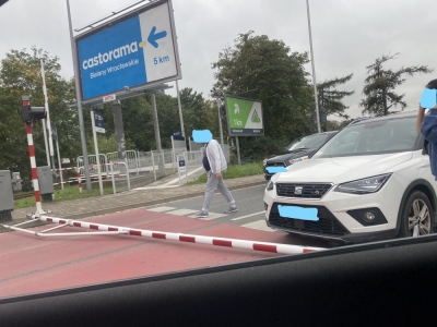 Uszkodzona rogatka i spore problemy na południu Wrocławia