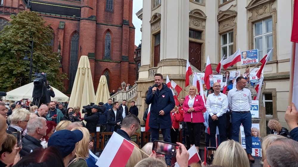 Rafał Trzaskowski w Legnicy: To jest ostatnia prosta w walce, aby Polska nie była smutna, skłócona i zacofana - fot. Andrzej Andrzejewski