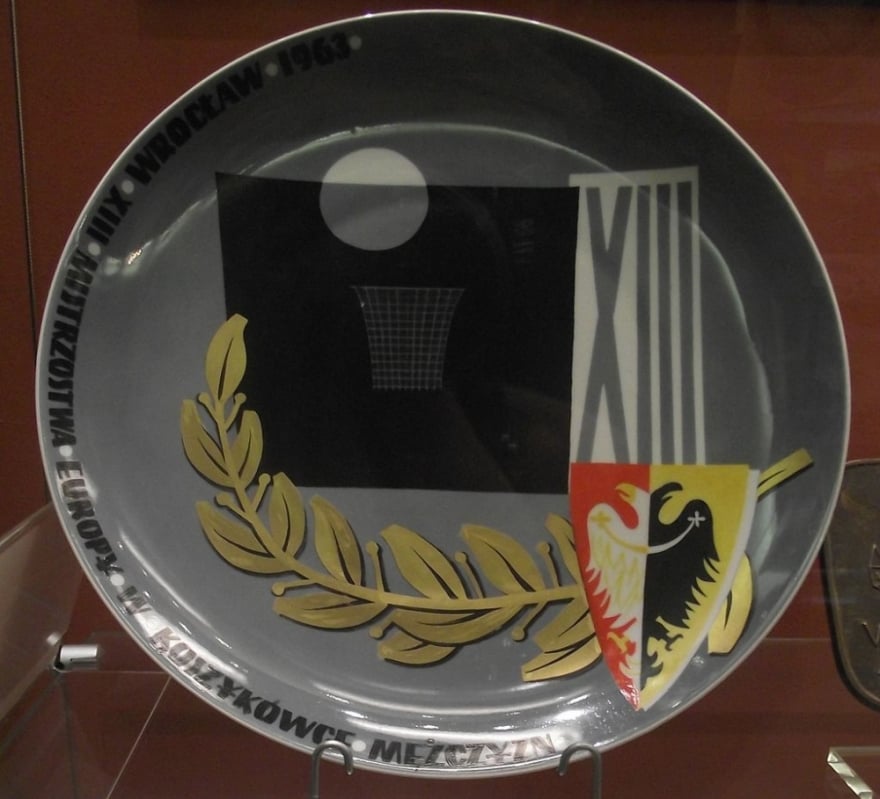 Mija 60 lat od największego sukcesu polskich koszykarzy - Pamiątkowy talerz XIII Mistrzostw Europy w Koszykówce Mężczyzn (ze zbiorów Muzeum Miejskiego Wrocławia) - fot. Wikimedia Commons