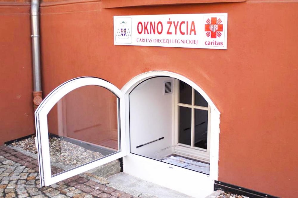 Kilkutygodniowy chłopiec w oknie życia w Legnicy - fot. Kuria Legnicka