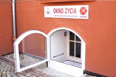 Kilkutygodniowy chłopiec w oknie życia w Legnicy