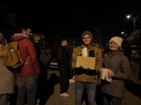 Stali kilka godzin przed lokalem, żeby oddać głos. Ostatni o 2:48 [RELACJA] - 1