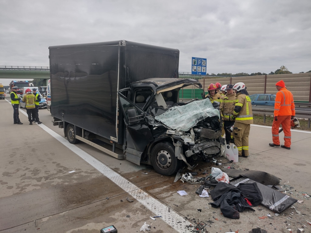Zderzenie busa z ciężarówką na A4 - fot.  Komenda Powiatowa Państwowej Straży Pożarnej w Zgorzelcu
