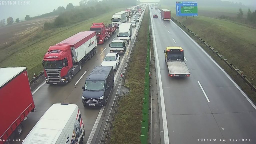 Kolizja czterech ciężarówek na A4. Długi korek powoli się rozładowuje - fot. GDDKiA