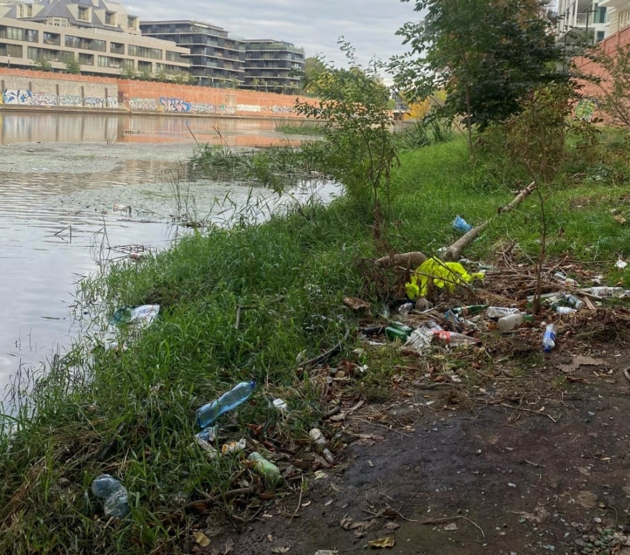Odpady przy Odrze stają się coraz większym problemem - fot. Mateusz Florczyk