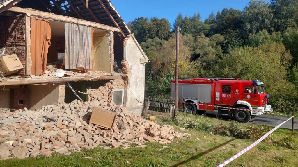 Wybuch butli z gazem; 71-latek podszedł do nieszczelnej instalacji z papierosem [FOTO] - fot. Komenda Miejska Państwowej Straży Pożarnej w Jeleniej Górze