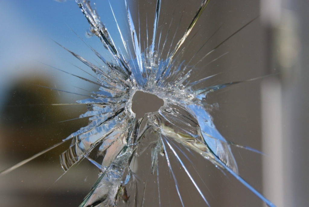 Wałbrzyska policja poszukuje wandala, który strzelał do okien - Fot: zdjęcie ilustracyjne Pixabay