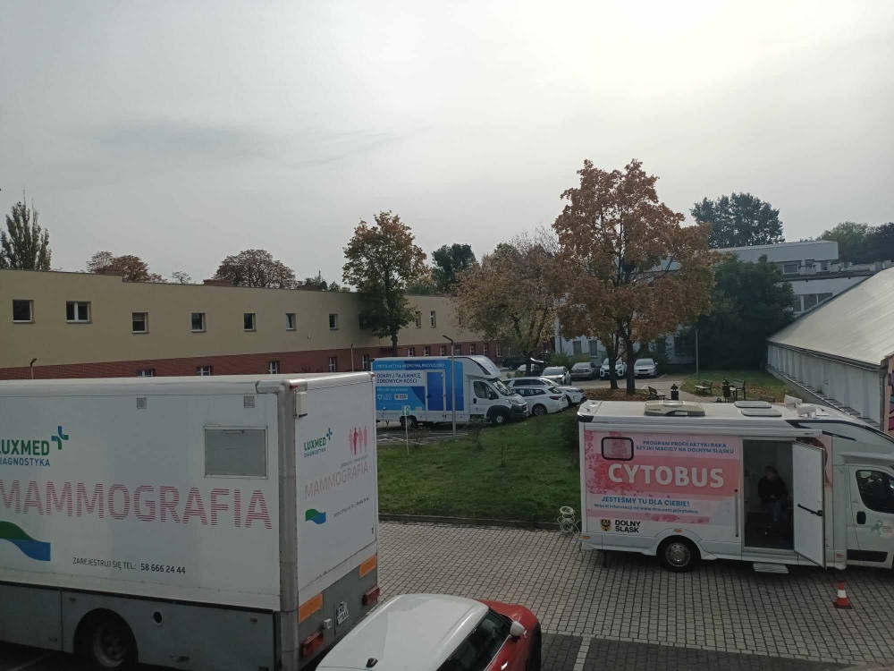 Mobilne gabinety stanęły na terenie Uniwersytetu Ekonomicznego we Wrocławiu - fot. RW
