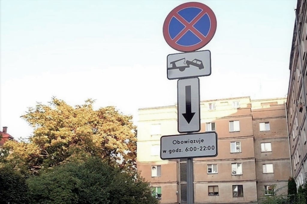 Kłopotliwe zakazy parkowania na podwórkach drażnią mieszkańców Wrocławia - fot. Jakub Ciołko