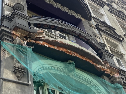 Na ul. Traugutta balkon spadł na chodnik. Dotarliśmy do świadków zdarzenia - 0